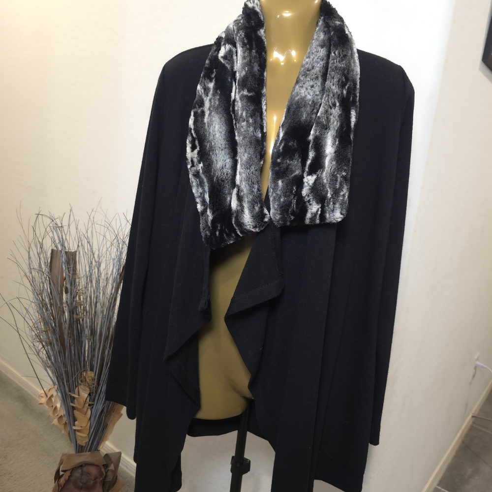 Karen Kane faux-fur-collar open front cardigan sweater in black